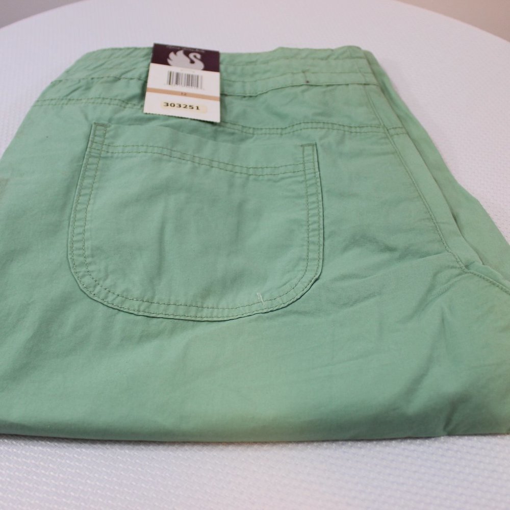(NWT) Gloria Vanderbilt skimmer capri pants for women (MINT GREEN)